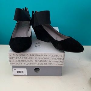 Black dress shoes